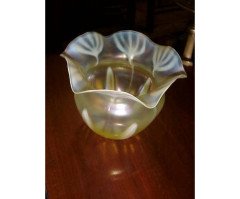 A hand blown Art and Crafts green/vaseline glass pot - Thumbnail 1
