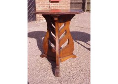 M H Baillie Scott (manner). A sidetable - Thumbnail 2