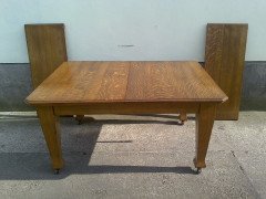 Thonet. A ten seater Arts and Crafts wind-out oak dining table with beautiful figured grain. - Thumbnail 4
