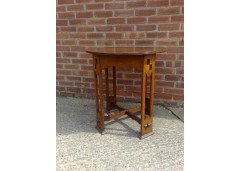 M H Baillie Scott (style of). An Arts and Crafts oak sidetable - Thumbnail 1