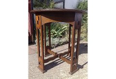M H Baillie Scott (style of). An Arts and Crafts oak sidetable - Thumbnail 2
