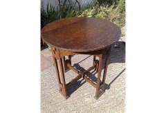 M H Baillie Scott (style of). An Arts and Crafts oak sidetable - Thumbnail 3