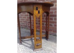 M H Baillie Scott (style of). An Arts and Crafts oak sidetable - Thumbnail 4