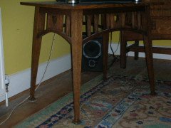 An Arts and Crafts oak table - Thumbnail 3