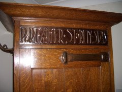 A good quality Arts and Crafts oak hallrobe and matching hallseat - Thumbnail 3