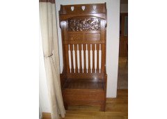 A good quality Arts and Crafts oak hallrobe and matching hallseat - Thumbnail 4