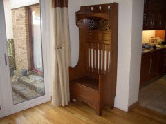 A good quality Arts and Crafts oak hallrobe and matching hallseat - Thumbnail 5
