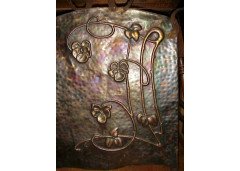 An Arts and Crafts copper fire screen with repousse stylised floral details - Thumbnail 3