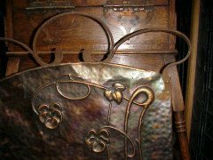 An Arts and Crafts copper fire screen with repousse stylised floral details - Thumbnail 4