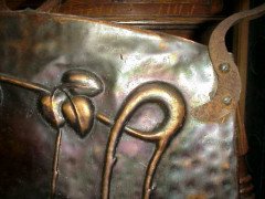 An Arts and Crafts copper fire screen with repousse stylised floral details - Thumbnail 5