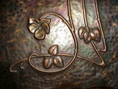 An Arts and Crafts copper fire screen with repousse stylised floral details - Thumbnail 6