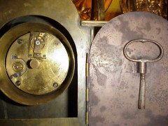 George Walton. An Arts and Crafts brass mantle clock - Thumbnail 4