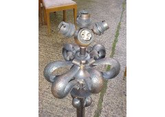 A tall pair of Arts and Crafts hand-hammered copper floor or Knurl/Post lamp - Thumbnail 3