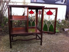 Shapland and Petter. An Arts and Crafts walnut side table cabinet - Thumbnail 3