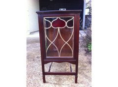 Shapland and Petter. An Arts and Crafts walnut side table cabinet - Thumbnail 5