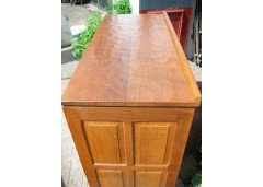 Malcolm Foxman Pipes. An oak chest of drawers - Thumbnail 3