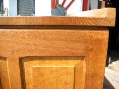 Malcolm Foxman Pipes. An oak chest of drawers - Thumbnail 4