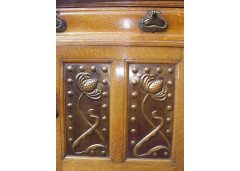 Shapland and Petter. A top quality 1\4 sawn oak Arts and Crafts sideboard - Thumbnail 4