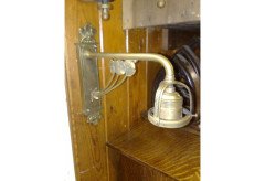 A single Arts and Crafts brass wall light - Thumbnail 3