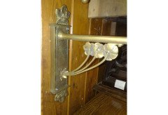 A single Arts and Crafts brass wall light - Thumbnail 4