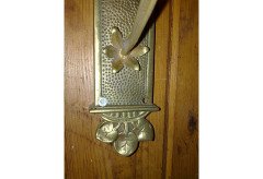 A single Arts and Crafts brass wall light - Thumbnail 5