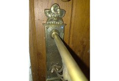 A single Arts and Crafts brass wall light - Thumbnail 6