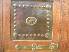 Shapland and Petter. A stunning Arts and Crafts oak Hall Cupboard with an upper area for display - Thumbnail 12