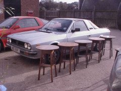 Five matching Arts and Crafts oak sidetable - Thumbnail 2