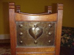 Shapland and Petter. An Arts and Crafts oak plant stand with repousse copper heart detailed panel - Thumbnail 3