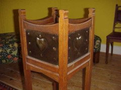 Shapland and Petter. An Arts and Crafts oak plant stand with repousse copper heart detailed panel - Thumbnail 4