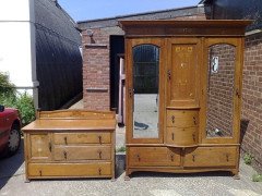 Shapland and Petter. A stunning oak treble wardrobe and matching chest-of-drawers/cupboard - Thumbnail 1