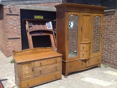 Shapland and Petter. A stunning oak treble wardrobe and matching chest-of-drawers/cupboard - Thumbnail 2