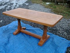 Lyndon cat and mouseman Hammell. An oak coffee table - Thumbnail 1