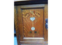 Shapland and Petter. A stunning oak treble wardrobe and matching chest-of-drawers/cupboard - Thumbnail 15
