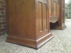 Maple and Co. An Arts and Crafts quality oak sideboard - Thumbnail 12