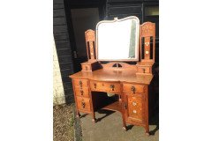 Shapland and Petter. An Arts and Crafts oak dressing table - Thumbnail 1