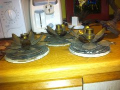 A set of three Arts and Crafts brass floral leaf ceiling lights - Thumbnail 3