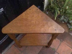 Thomas Gnomeman Whittaker. A good quality corner table - Thumbnail 2