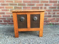 Shapland and Petter. A rare Arts Crafts trunk with stylised copper panels depicting mythical birds - Thumbnail 1