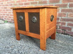 Shapland and Petter. A rare Arts Crafts trunk with stylised copper panels depicting mythical birds - Thumbnail 2