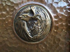 Shapland and Petter. A rare Arts Crafts trunk with stylised copper panels depicting mythical birds - Thumbnail 5