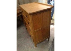 Alan Acornman Grainger. An oak chest of drawers with five drawers - Thumbnail 3