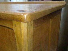 Alan Acornman Grainger. An oak chest of drawers with five drawers - Thumbnail 4