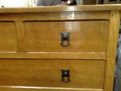 Alan Acornman Grainger. An oak chest of drawers with five drawers - Thumbnail 6