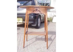 An oak Arts and Crafts sidetable - Thumbnail 1