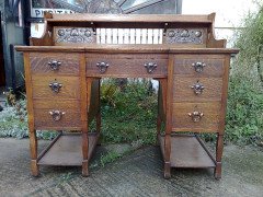 Shapland and Petter. A stunning Arts and Crafts oak desk with an upper shelf - Thumbnail 1