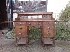 Shapland and Petter. A stunning Arts and Crafts oak desk with an upper shelf - Thumbnail 2