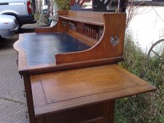 Shapland and Petter. A stunning Arts and Crafts oak desk with an upper shelf - Thumbnail 5