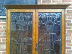 Shapland and Petter. An Arts and Crafts oak bookcase of superior quality with flaring cornice - Thumbnail 3
