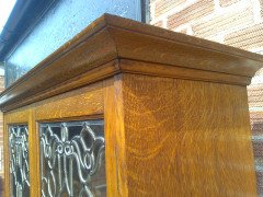 Shapland and Petter. An Arts and Crafts oak bookcase of superior quality with flaring cornice - Thumbnail 4